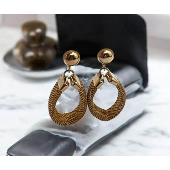 Vintage Gold Tone Mesh Loop Clip-On Earrings Elegant Retro Hoops - Picture 1 of 6